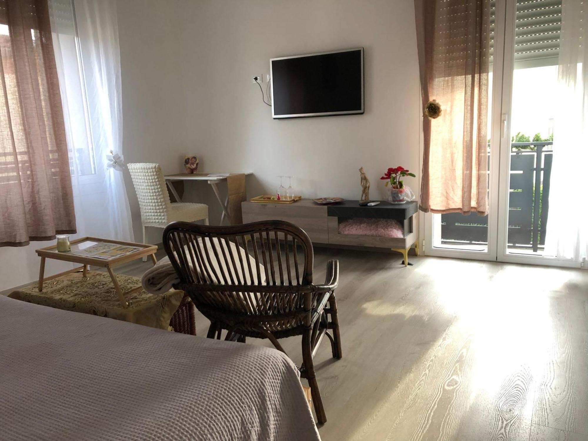 R&B Midora Modena Panzió Kültér fotó